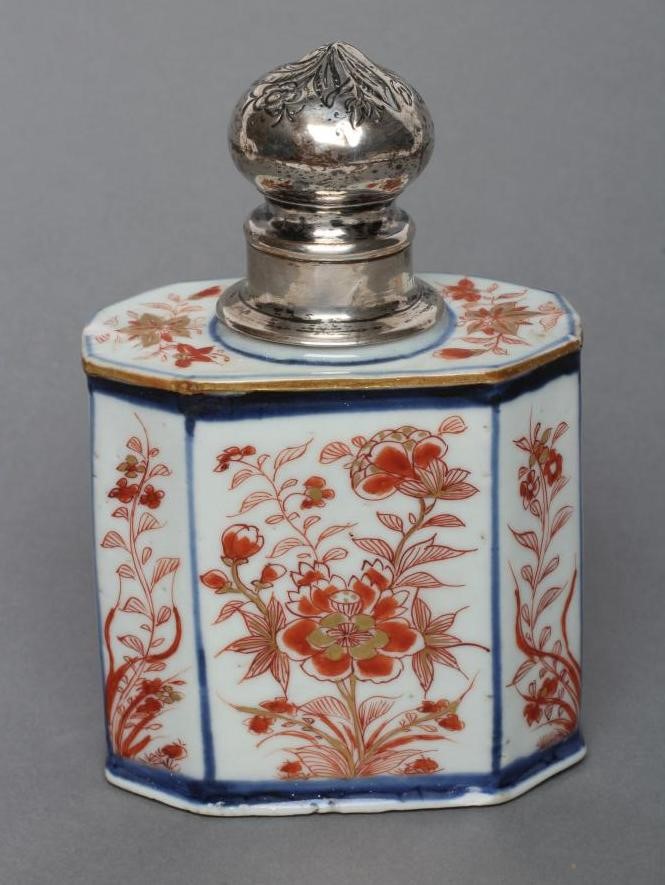 A CHINESE IMARI PORCELAIN TEA CANISTER of canted oblong section Image