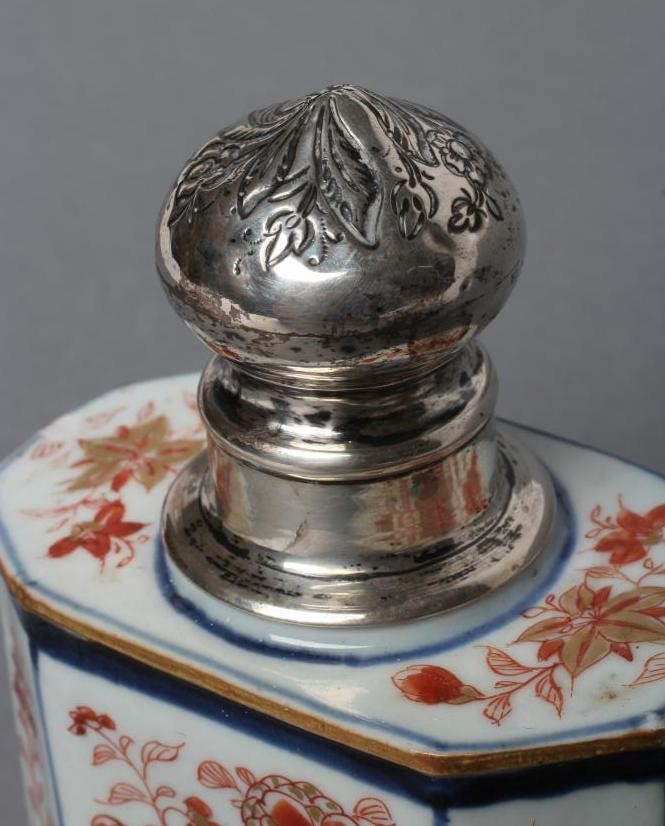 A CHINESE IMARI PORCELAIN TEA CANISTER of canted oblong section Image