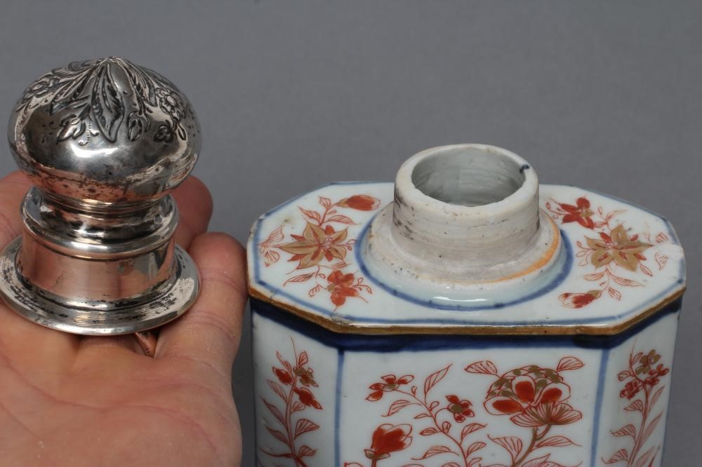 A CHINESE IMARI PORCELAIN TEA CANISTER of canted oblong section Image