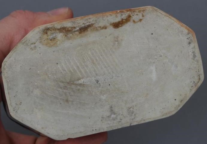 A CHINESE IMARI PORCELAIN TEA CANISTER of canted oblong section Image