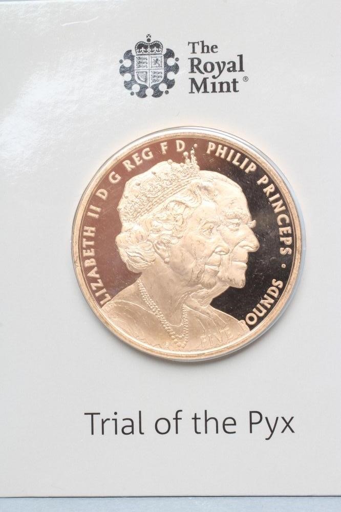 AN ELIZABETH II "TRIAL OF THE PYX" £5 GOLD PROOF COIN Image