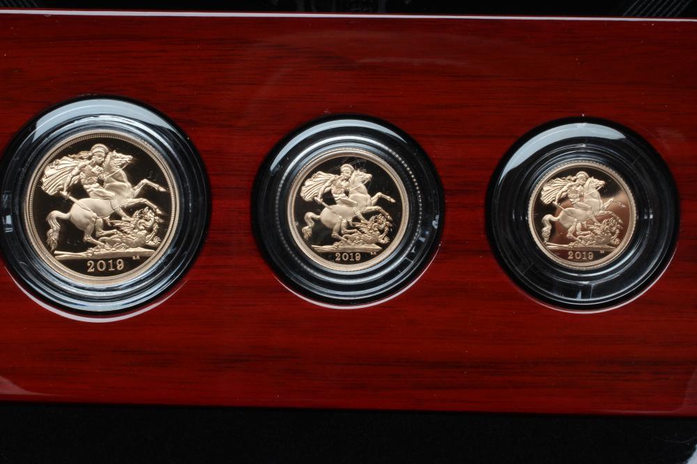 THE 2019 UK GOLD PROOF THREE COIN SOVEREIGN SET Image