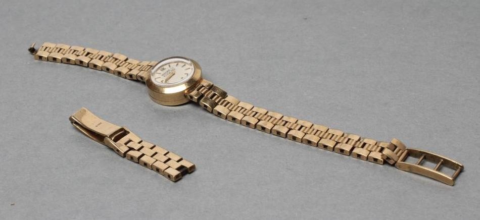 A LADY'S 9CT GOLD JAEGAR LECOULTRE WRISTWATCH Image