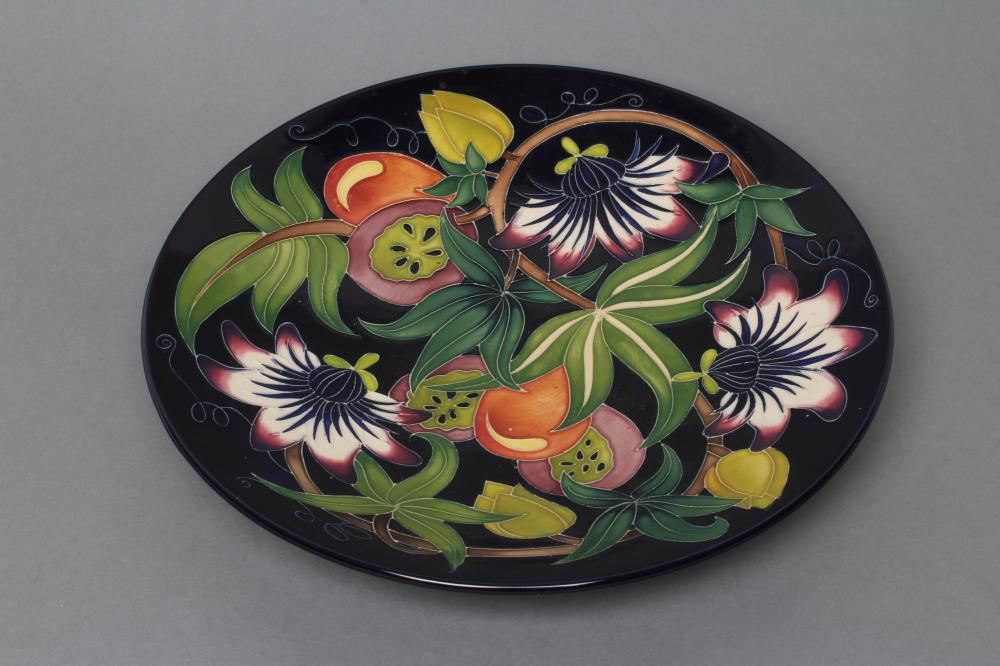 A MOORCROFT POTTERY QUEENS CHOICE PATTERN SMALL CHARGER Image