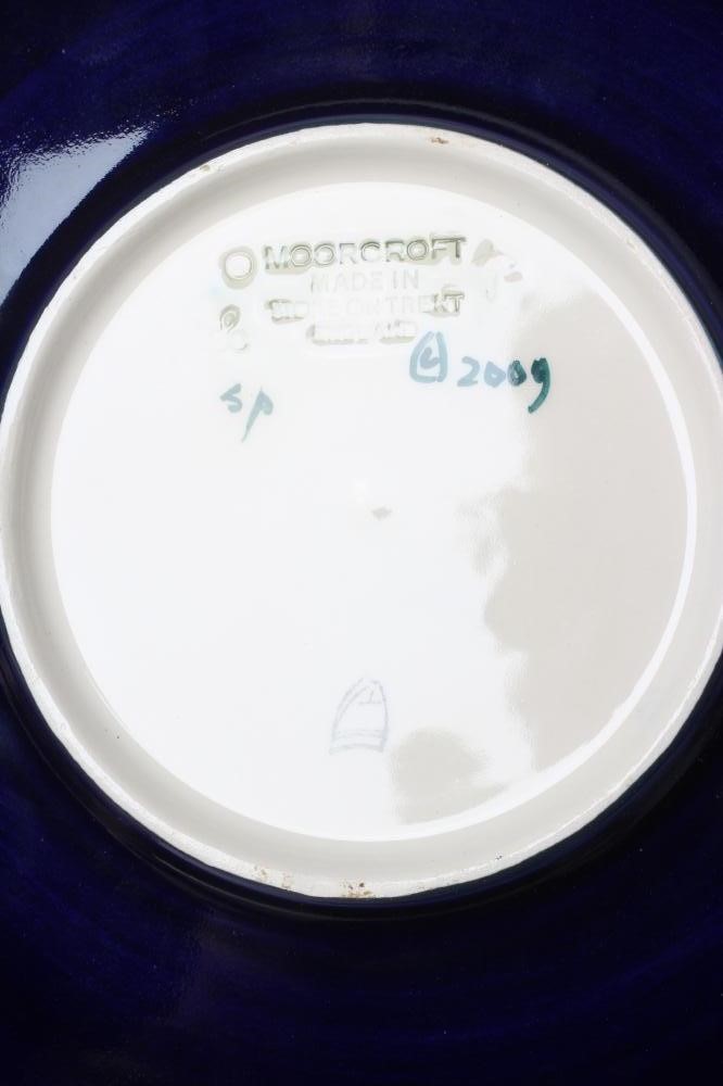 A MOORCROFT POTTERY QUEENS CHOICE PATTERN SMALL CHARGER Image