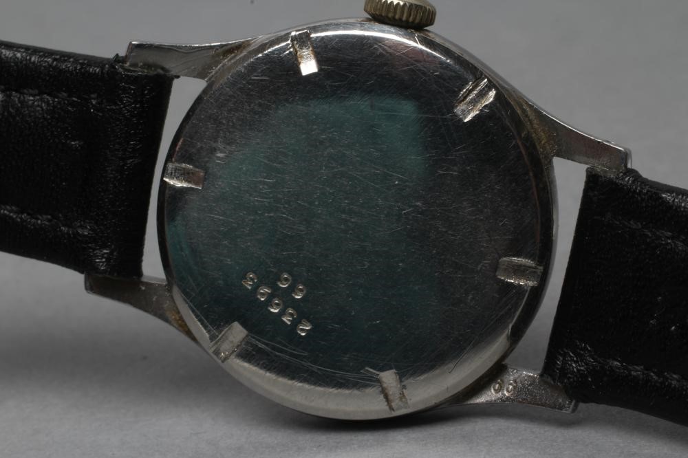 A GENTLEMAN'S LONGINES WRISTWATCH Image