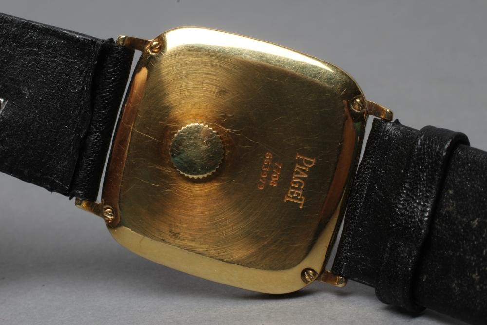 A GENTLEMAN'S PIAGET WRISTWATCH Image