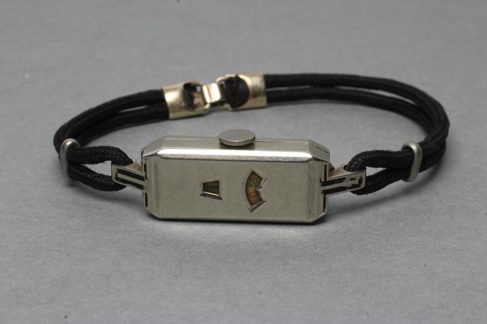 A LADY'S ART DECO "DIGITAL" WRISTWATCH Image