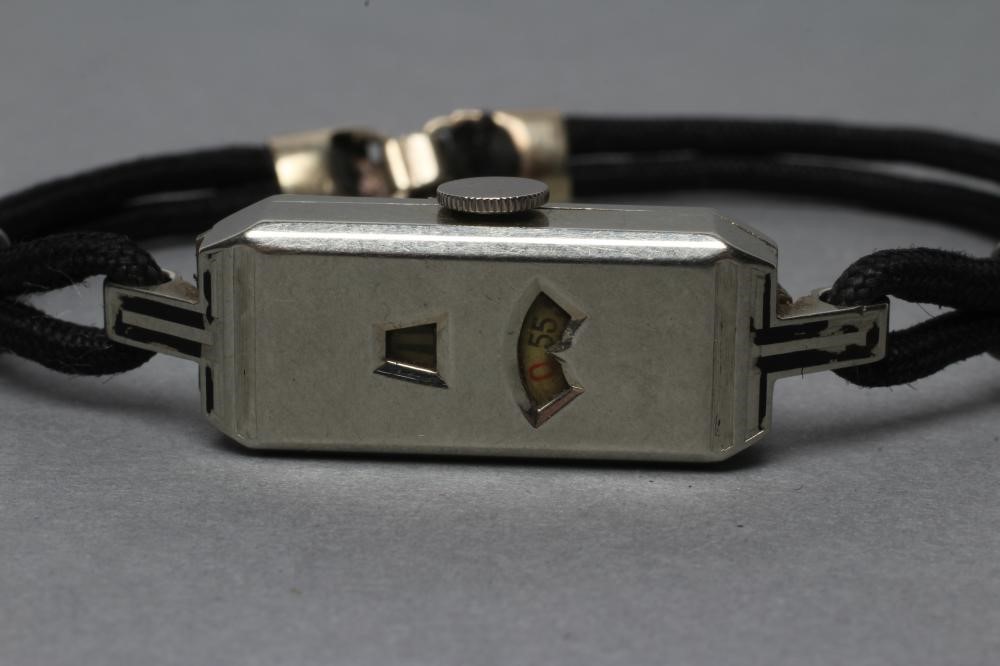 A LADY'S ART DECO "DIGITAL" WRISTWATCH Image