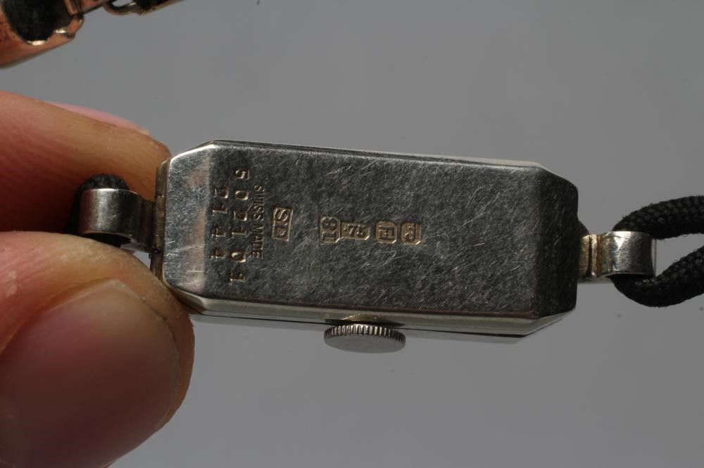 A LADY'S ART DECO "DIGITAL" WRISTWATCH Image