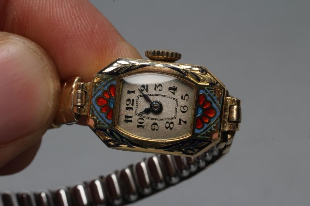 A LADY'S 18CT GOLD WRISTWATCH Image