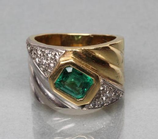 AN EMERALD COCKTAIL RING Image