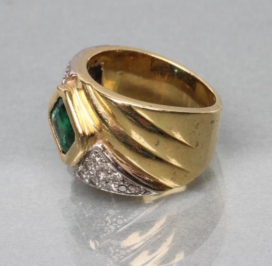 AN EMERALD COCKTAIL RING Image