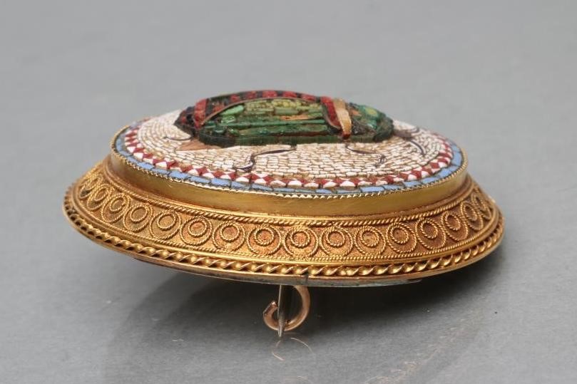 A VICTORIAN MICRO-MOSAIC OVAL BROOCH Image