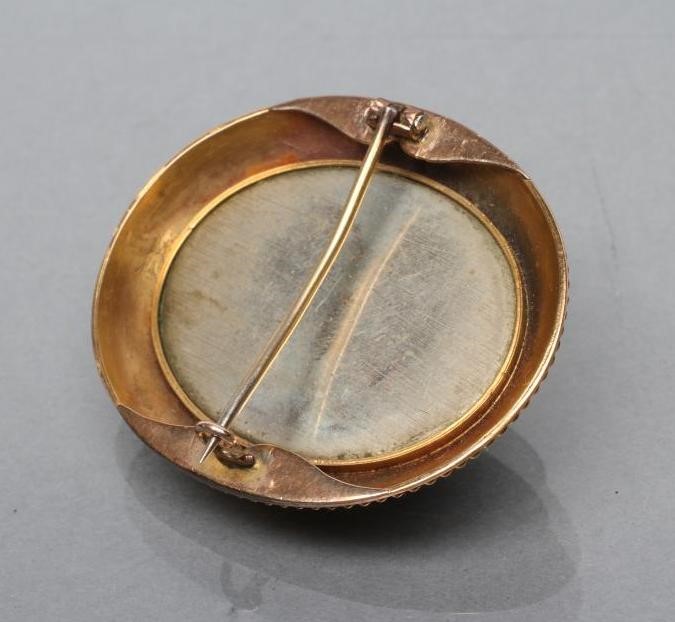 A VICTORIAN MICRO-MOSAIC OVAL BROOCH Image