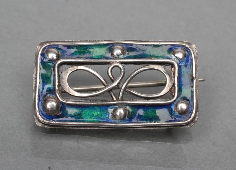 AN ARTS AND CRAFTS BROOCH Image