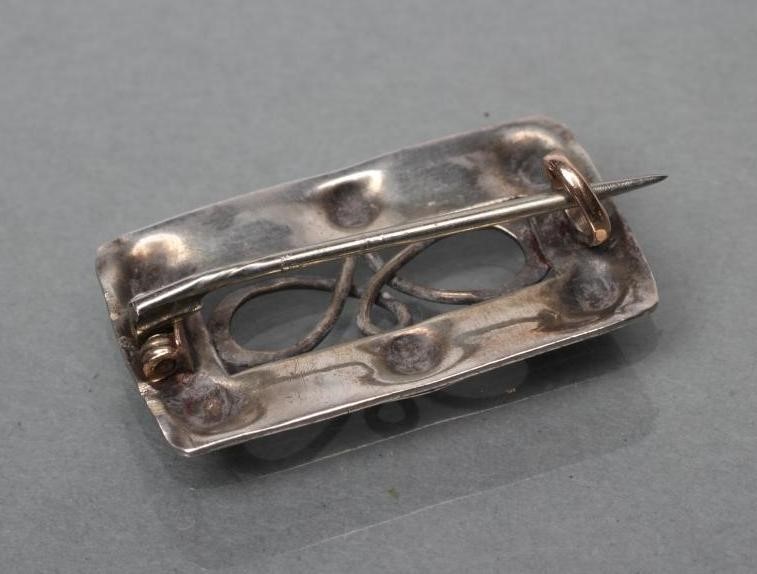 AN ARTS AND CRAFTS BROOCH Image