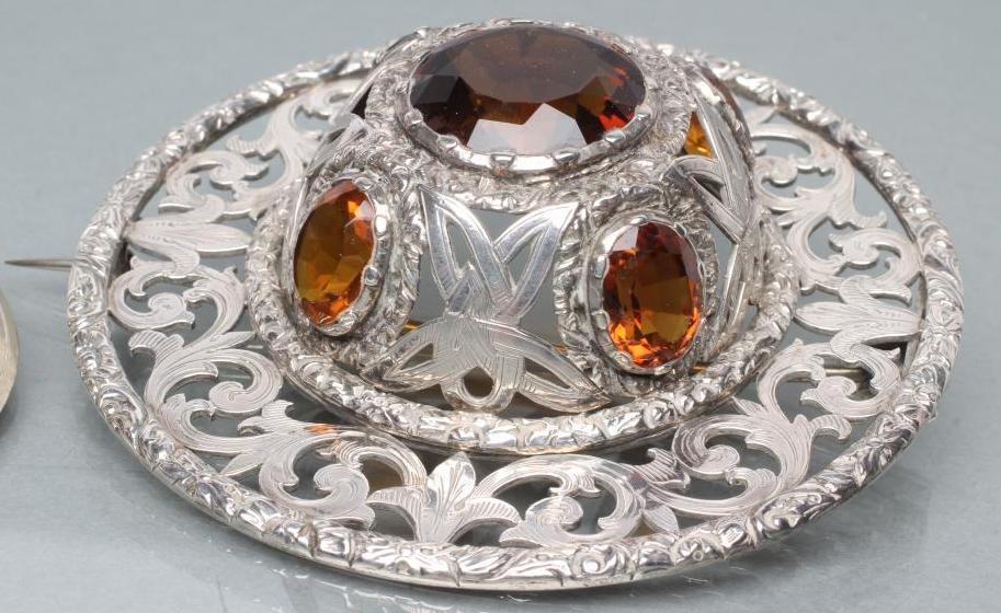 A LARGE SCOTTISH PLAID BROOCH of circular form Image