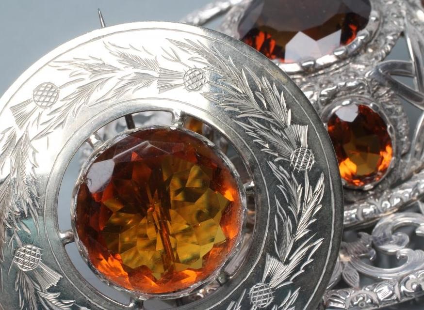 A LARGE SCOTTISH PLAID BROOCH of circular form Image