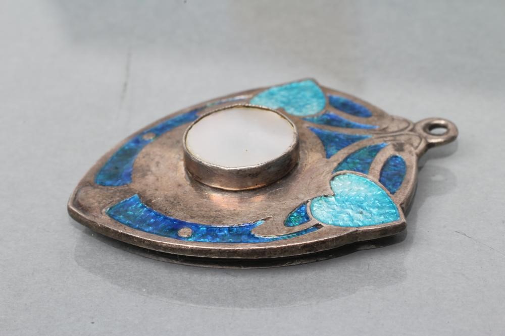 AN EDWARDIAN SILVER AND ENAMEL SECESSIONIST PENDANT Image