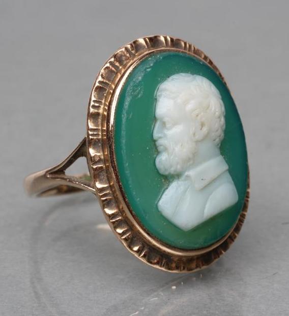 A GREEN AND WHITE GLASS CAMEO RING Image