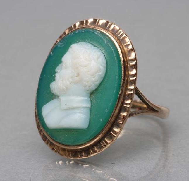 A GREEN AND WHITE GLASS CAMEO RING Image