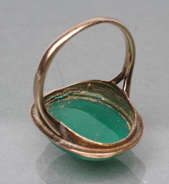 A GREEN AND WHITE GLASS CAMEO RING Image