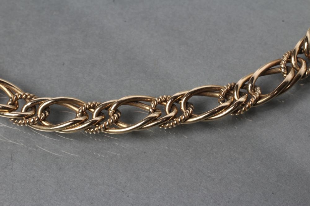 A 9CT GOLD TRIPLE CURB CHAIN NECKLACE Image