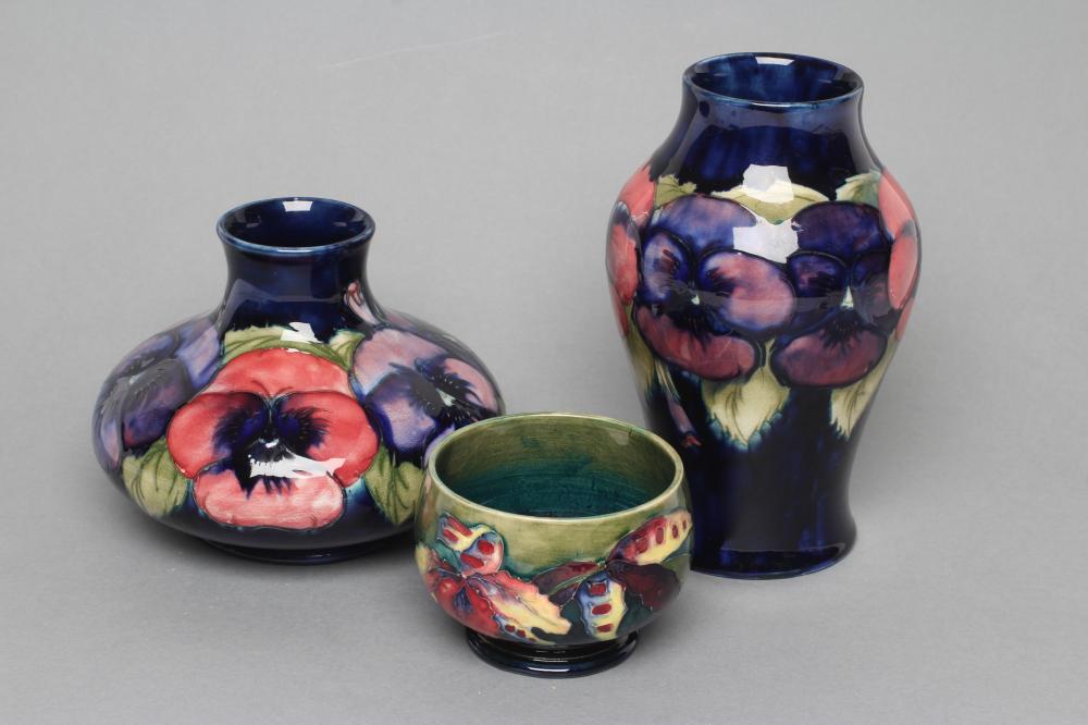 A MOORCROFT POTTERY PANSY PATTERN VASE Image