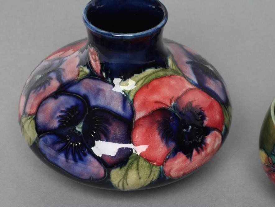 A MOORCROFT POTTERY PANSY PATTERN VASE Image