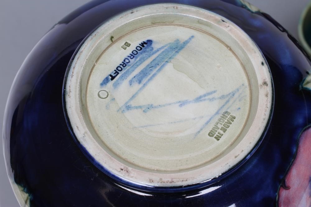 A MOORCROFT POTTERY PANSY PATTERN VASE Image