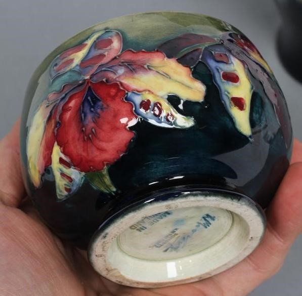 A MOORCROFT POTTERY PANSY PATTERN VASE Image