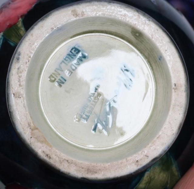 A MOORCROFT POTTERY PANSY PATTERN VASE Image