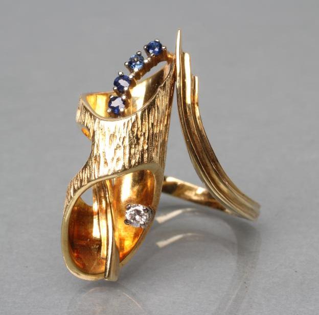 A MODERN 18CT GOLD COCKTAIL RING Image