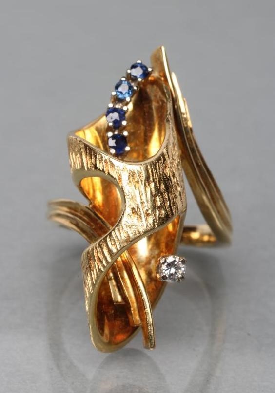 A MODERN 18CT GOLD COCKTAIL RING Image