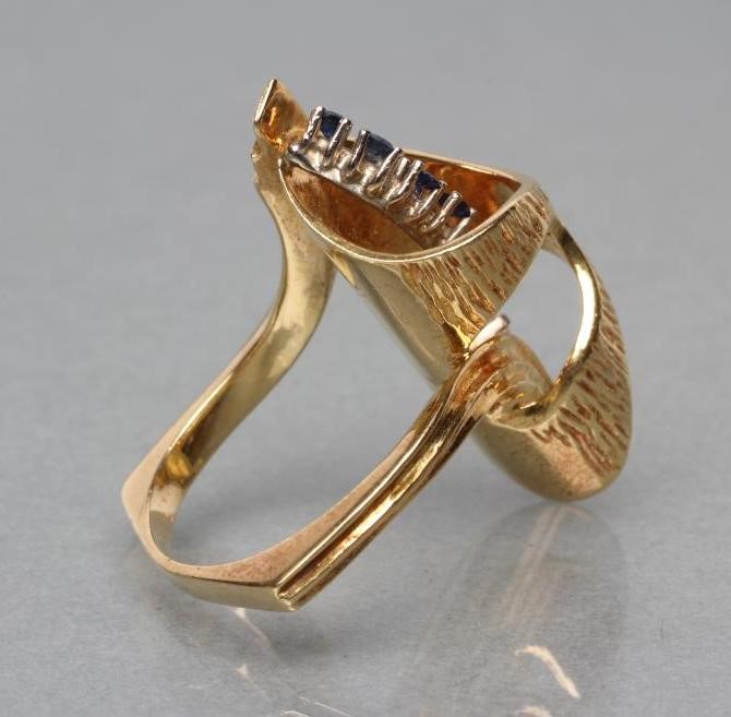 A MODERN 18CT GOLD COCKTAIL RING Image