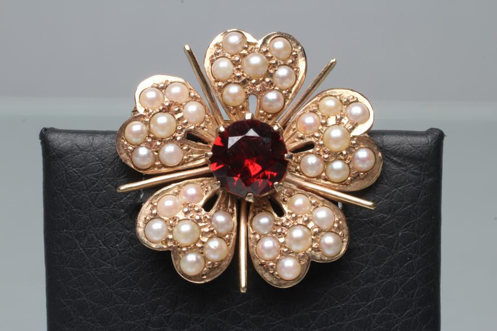 A 9CT GOLD FLOWERHEAD BROOCH Image