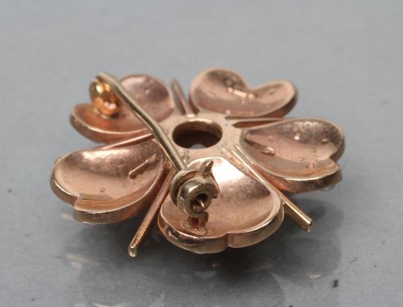 A 9CT GOLD FLOWERHEAD BROOCH Image