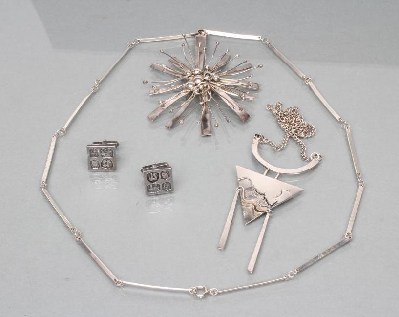 A MODERN SILVER PENDANT Image