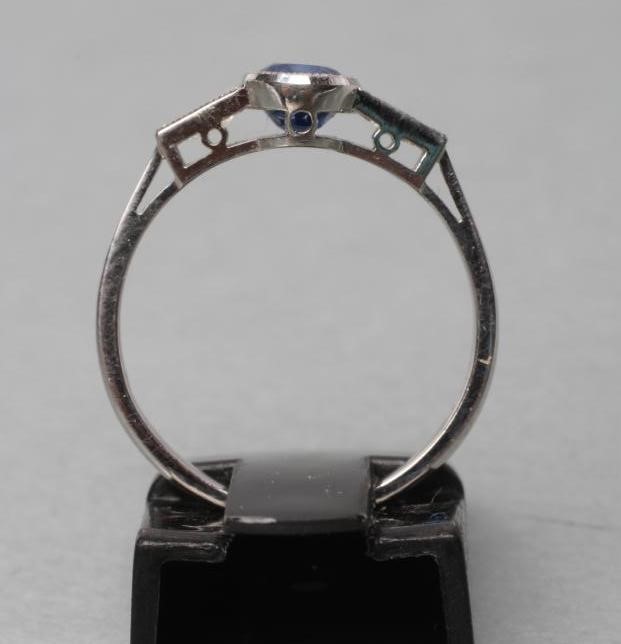 A CEYLON SAPPHIRE AND DIAMOND RING Image