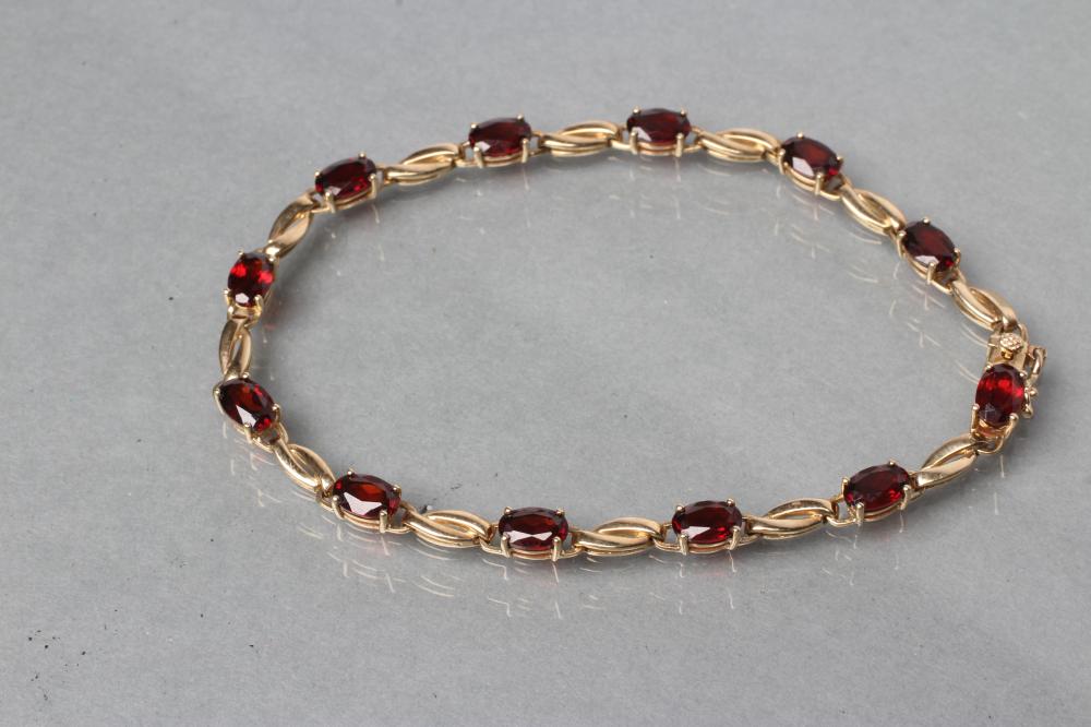 A GARNET BRACELET Image