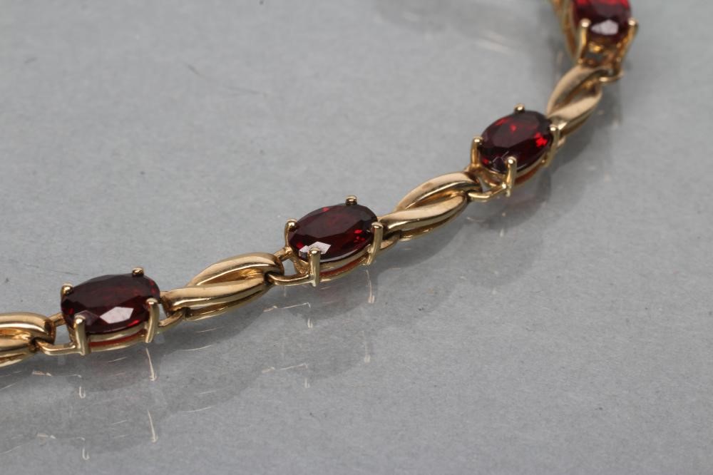 A GARNET BRACELET Image