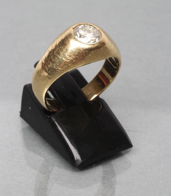 A GENTLEMAN'S SOLITAIRE DIAMOND RING Image