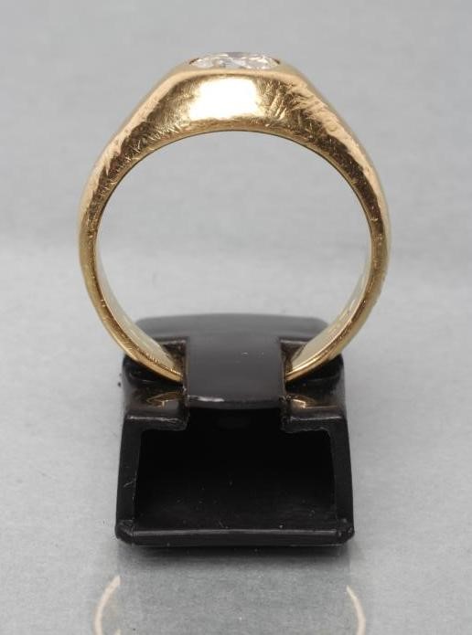 A GENTLEMAN'S SOLITAIRE DIAMOND RING Image