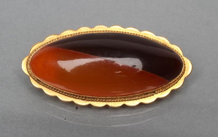 AN AMBER BROOCH Image