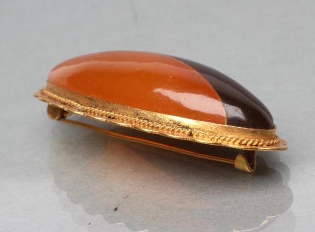 AN AMBER BROOCH Image
