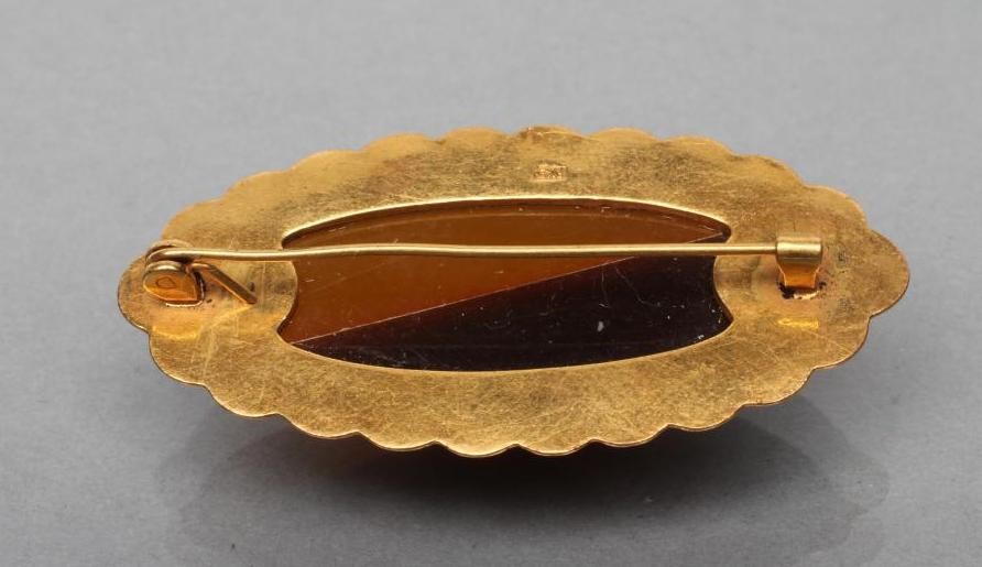 AN AMBER BROOCH Image