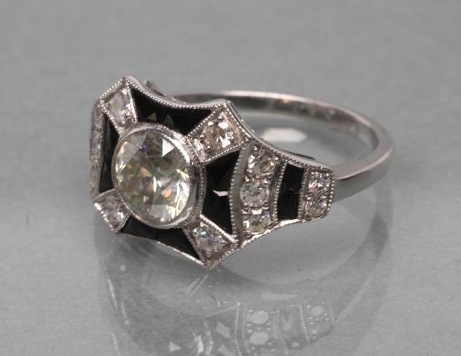 AN ART DECO DIAMOND AND ONYX COCKTAIL RING Image