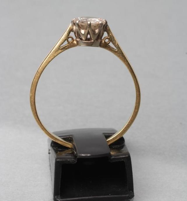 A SOLITAIRE DIAMOND RING Image