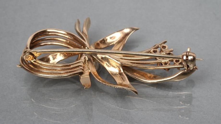 A 9CT GOLD SAPPHIRE AND PEARL LEAF BROOCH of abstract form Image